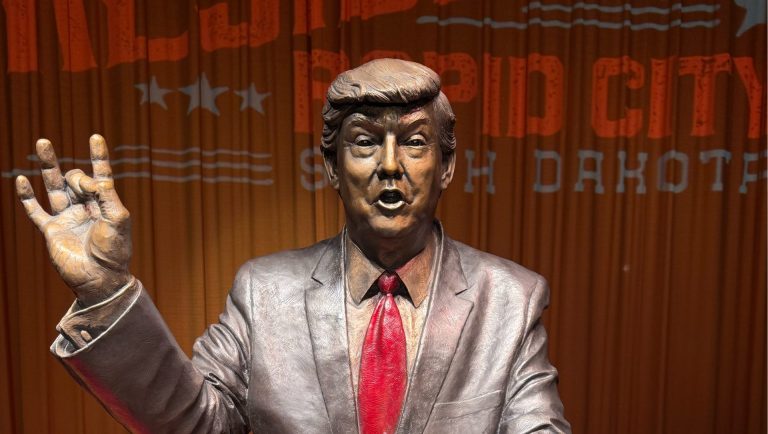 donald trump statue