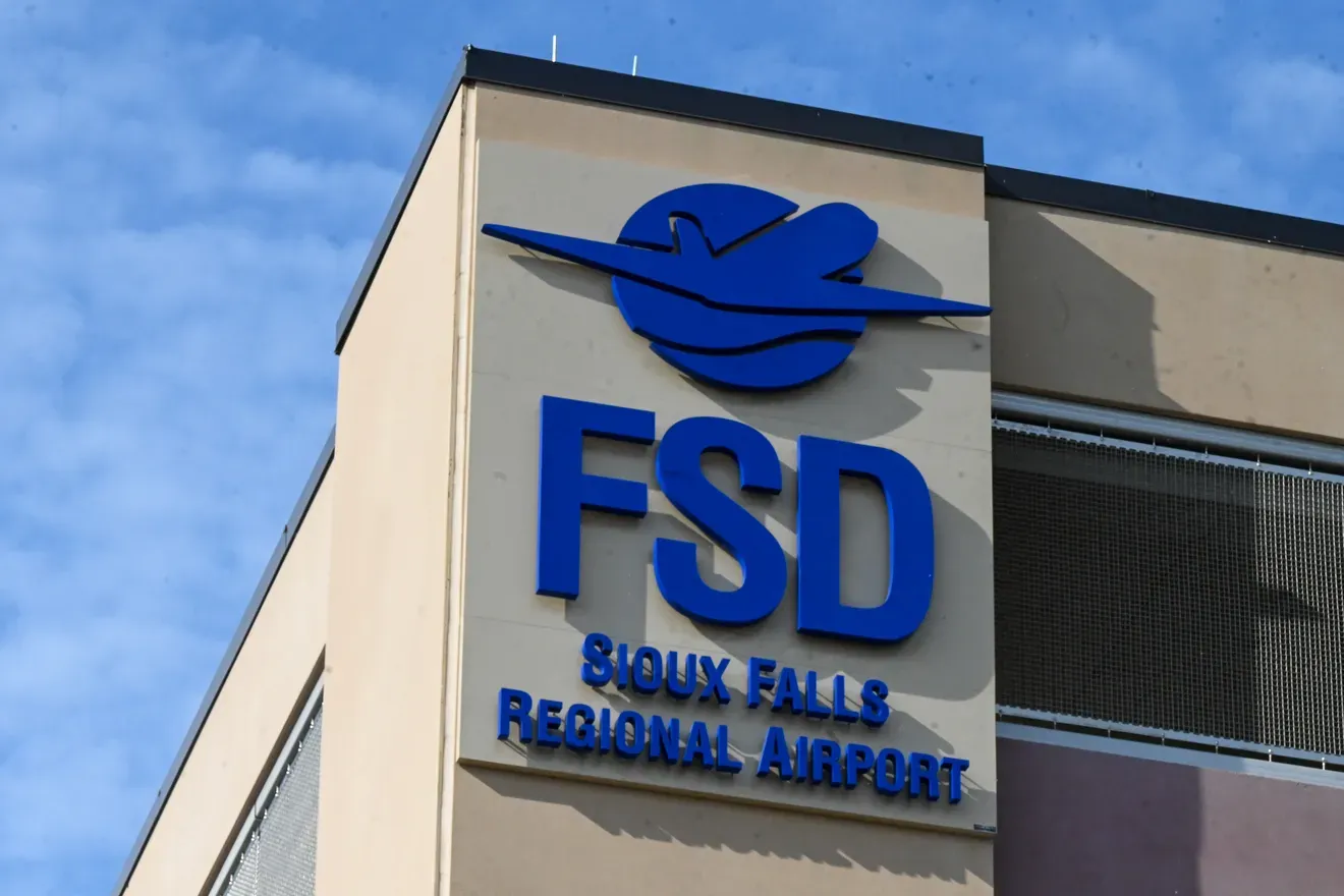 Is Sioux Falls home to one of the closest airports to a city's downtown?