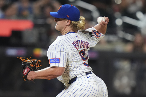 New York Mets Jonathan Pintaro pitches during the ninth inning of a baseball game against the Atlanta Braves Wednesday, June 25, 2025, in New York. (AP Photo/Frank Franklin II)