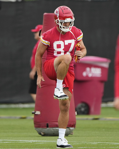 Kansas City Chiefs tight end Travis Kelce stretches during the NFL football team's practice Tuesday, June 17, 2025, in Kansas City, Mo. (AP Photo/Charlie Riedel)