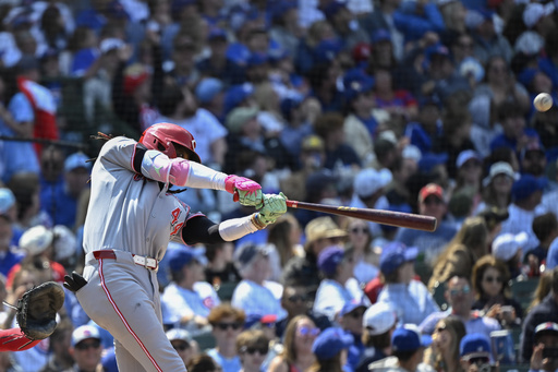 Cincinnati Reds' Elly De La Cruz hits a two-run home run during the sixth inning of a baseball game against the Chicago Cubs, Sunday, June 1, 2025, in Chicago. (AP Photo/Matt Marton)