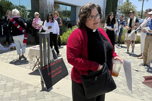 The Rev. Oona Casanova Vazquez, lead pastor of the South Bay Church of the Nazarene in Torrance, stands outside Santa Ana Immigration Court during a prayer vigil for immigrants in Santa Ana, Calif., Thursday, July 31, 2025. (AP Photo/Deepa Bharath)