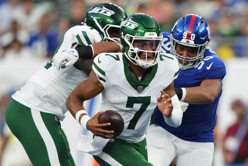 New York Jets quarterback Justin Fields (7) carries the ball against the New York Giants during the first quarter of an NFL football game, Saturday, Aug. 16, 2025, in East Rutherford, N.J. (AP Photo/Yuki Iwamura)