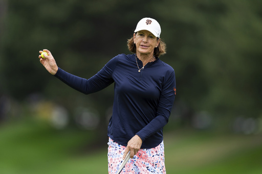 Juli Inkster, of the United States, reacts towards the crowd after finishing the first hole during the first round of the LPGA Portland Classic golf tournament at Columbia Edgewater in Portland, Ore., Thursday, Aug. 14, 2025. (AP Photo/Ali Gradischer)