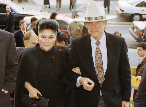 FILE - Former Philippine First Lady Imelda Marcos and her attorney Gerry Spence arrive at U.S. District Court in New York, March 22, 1990. (AP Photo/David Cantor, File)