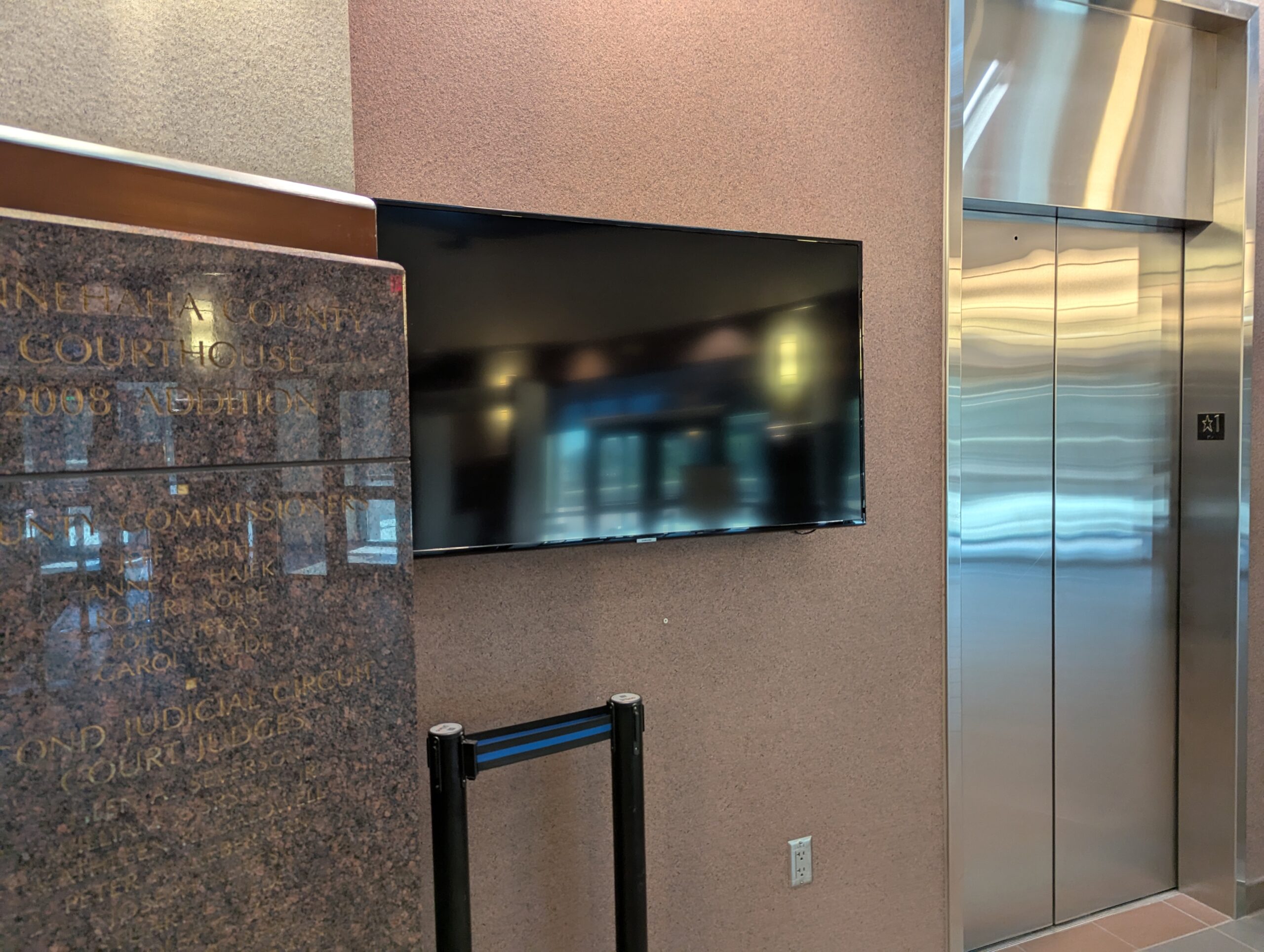 A screen at the Minnehaha County Courthouse that normally displays the daily court calendar sits blank on Aug. 20, 2025, the second day of disruptions to South Dakota's state network. (John Hult/South Dakota Searchlight)