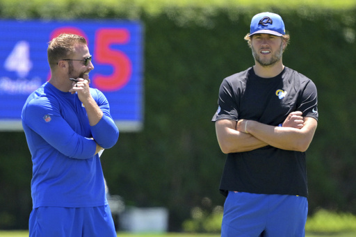 Los Angeles Rams head coach Sean McVay, left, talks with quarterback Matthew Stafford, right, during an NFL football practice Saturday, July 26, 2025, in Los Angeles, Calif. (AP Photo/Jayne Kamin-Oncea)