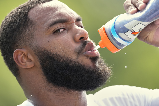 Tennessee Titans defensive tackle Jeffery Simmons takes a drink of water after practice at the team's NFL football training camp Tuesday, July 29, 2025, in Nashville, Tenn. (AP Photo/George Walker IV)