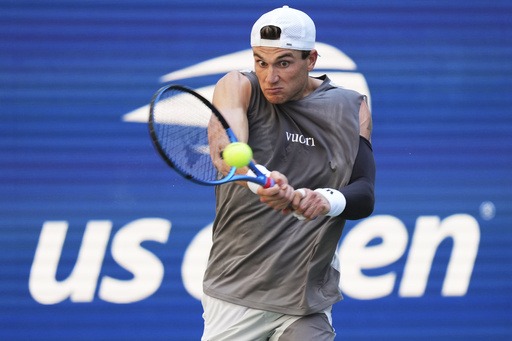 Jack Draper, of Great Britain, returns a shot to Federico Agustin Gomez, of Argentina, during the first round of the US Open tennis championships, Monday, Aug. 25, 2025, in New York. (AP Photo/Kirsty Wigglesworth)