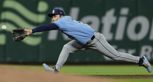 Tampa Bay Rays shortstop Ha-Seong Kim catches a line drive hit by San Francisco Giants' Dominic Smith to end the eighth inning of a baseball game, Saturday, Aug. 16, 2025, in San Francisco. (AP Photo/Godofredo A. Vásquez)