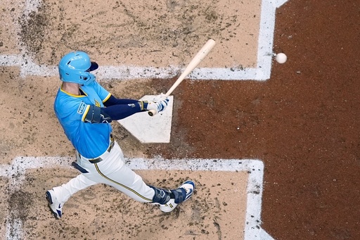 Milwaukee Brewers' Brice Turang hits an RBI single during the third inning of a baseball game against the Cincinnati Reds Friday, Sept. 26, 2025, in Milwaukee. (AP Photo/Morry Gash)
