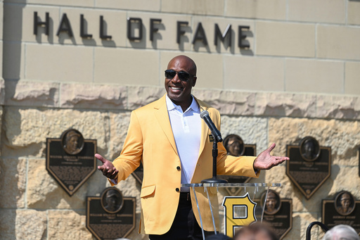 FILE - Former Pittsburgh Pirates outfielder Barry Bonds acknowledges the crowd during a ceremony for players that are part of the team's 2024 Hall of Fame class before a baseball game against the Cincinnati Reds in Pittsburgh, Saturday, Aug. 24, 2024. (AP Photo/Barry Reeger, File)