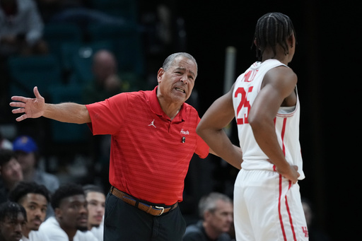 Houston head coach Kelvin Sampson, left, gives instruction to guard Mercy Miller (25) during the first half of an NCAA college basketball game against Tennessee in the Players Era tournament Las Vegas, Tuesday, Nov. 25, 2025. (AP Photo/Eric Gay)